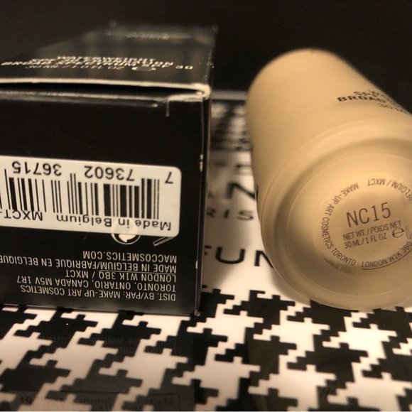 MAC Studio Waterweight Spf 30 Foundation NC15 - Picture 2 of 2